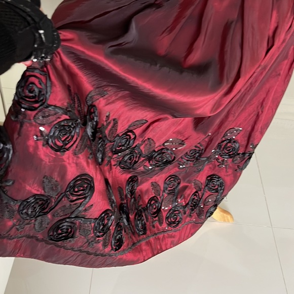 Vintage S.L. Fashions Black & Burgundy Sequined Floral Special Occasion Dress - Picture 9 of 9